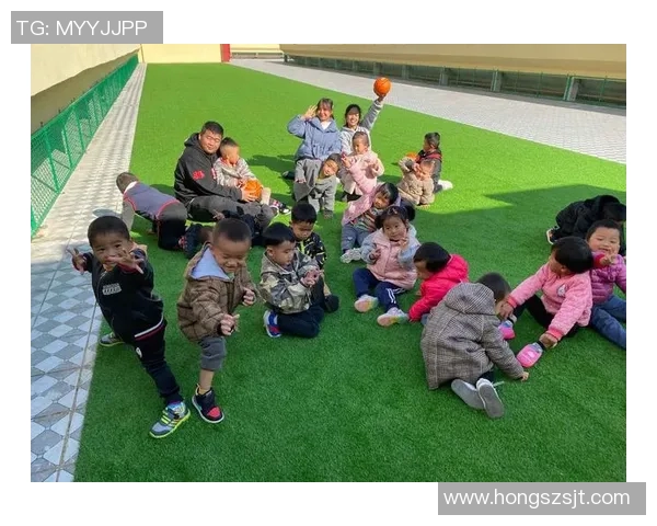 足球明星与小朋友共度快乐时光一起踢足球传递梦想与友谊的火花